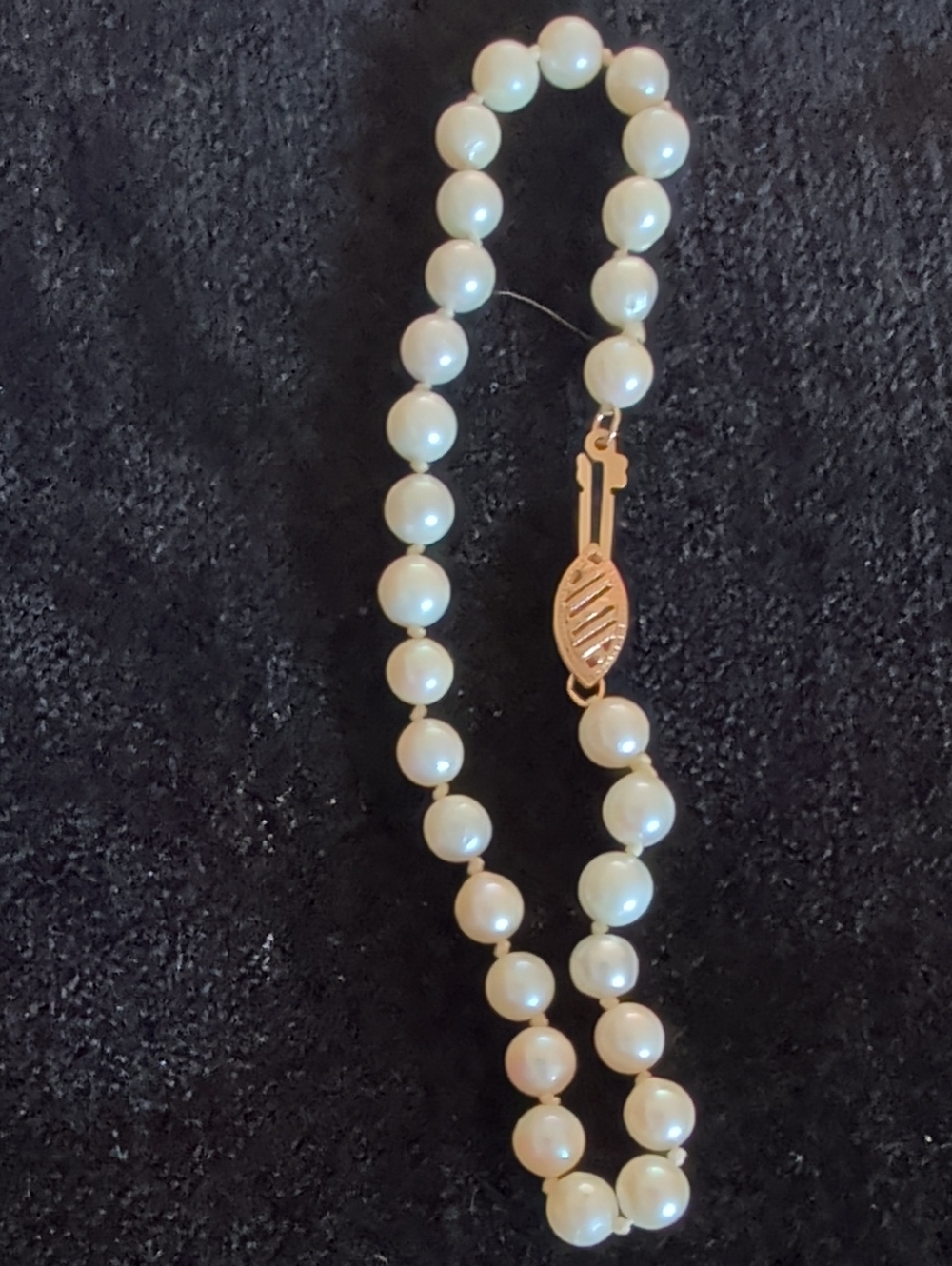Vintage Round Pearl Bracelet With 14 Karat Yellow Gold Decorative Clasp